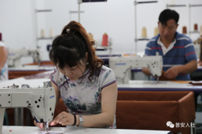 普安縣青山鎮(zhèn):工廠建在家門口 “袋”動就業(yè)促增收