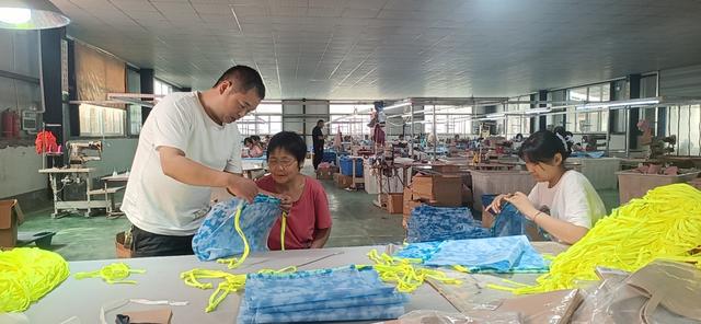 許昌鄢陵 '箱'約左岸 '包'攬振興，箱包加工引領鄉村產業振興